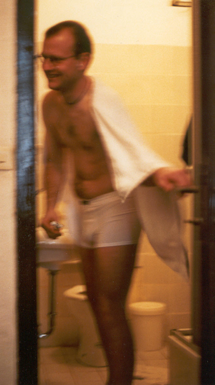 nudybar.jpg (100613 bytes)